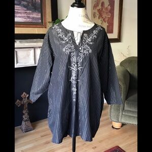 MAGGIE & MAX Silver Pinstripe Embroidered Women’s Black Top w/ Tie Closu…